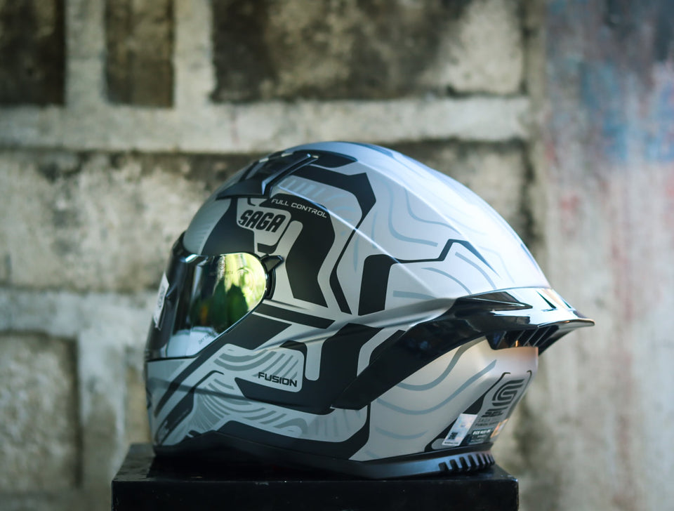 SEC 05928 SAGA FUSION SILVER BLACK WITH FREE CLEAR LENS(DUAL VISOR)