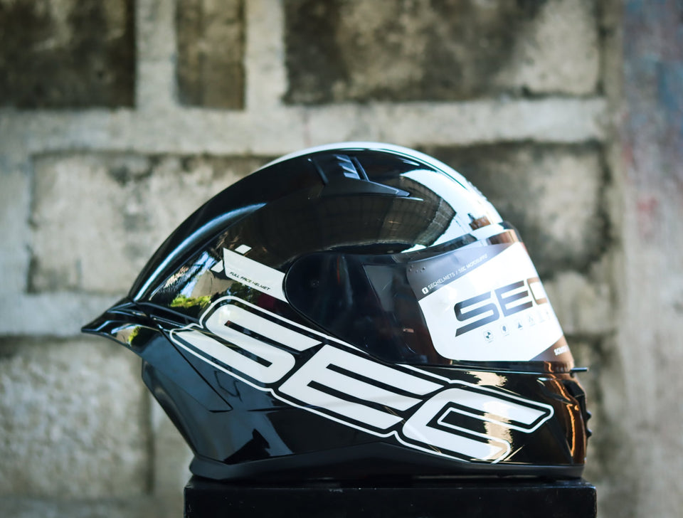 SEC 05926 SAGA BRAND BLACK WHITE WITH FREE CLEAR LENS(DUAL VISOR)