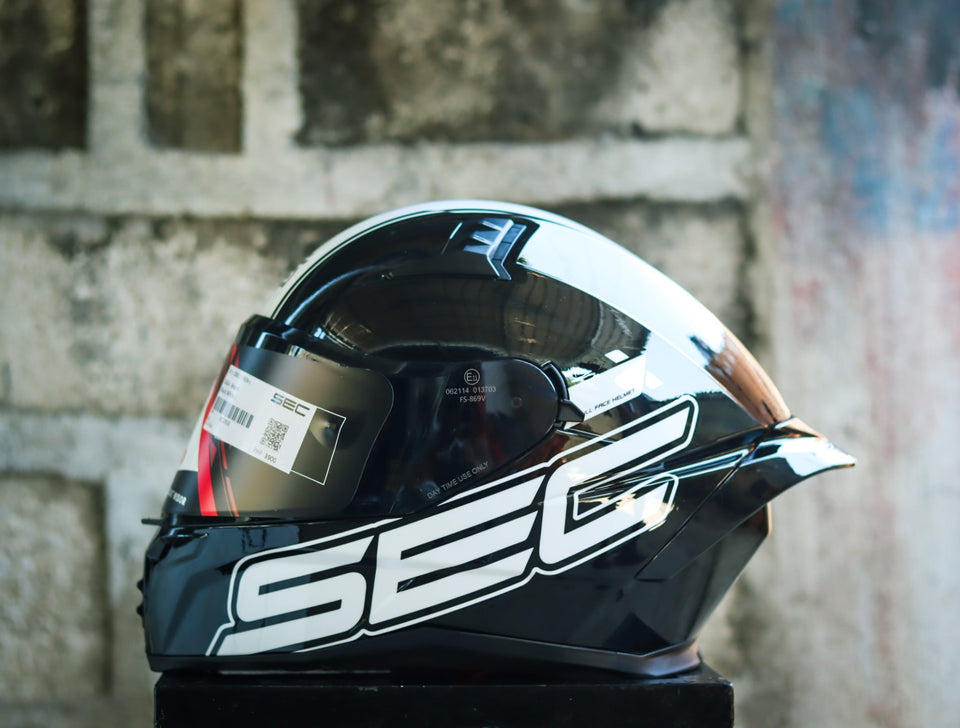 SEC 05926 SAGA BRAND BLACK WHITE WITH FREE CLEAR LENS(DUAL VISOR)