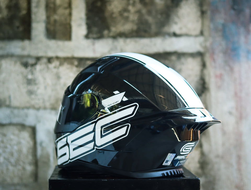 SEC 05926 SAGA BRAND BLACK WHITE WITH FREE CLEAR LENS(DUAL VISOR)