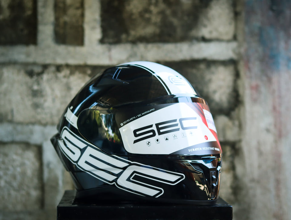 SEC 05926 SAGA BRAND BLACK WHITE WITH FREE CLEAR LENS(DUAL VISOR)